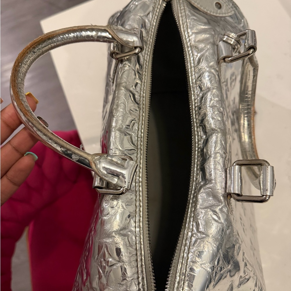 Authentic LOUIS VUITTON Monogram Miroir Speedy 30 Silver. - Picture 3 of 16